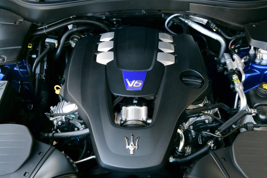 Моторный отсек Maserati Levante S Q4 GranSport 2017 года  (AU) (фото 13 из 36)